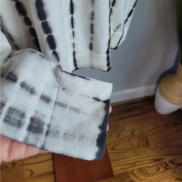 Lululemon, Crewneck Linear Tie Dye Grey Multi Pullover Sweater, Size 8 - Picture 6 of 13